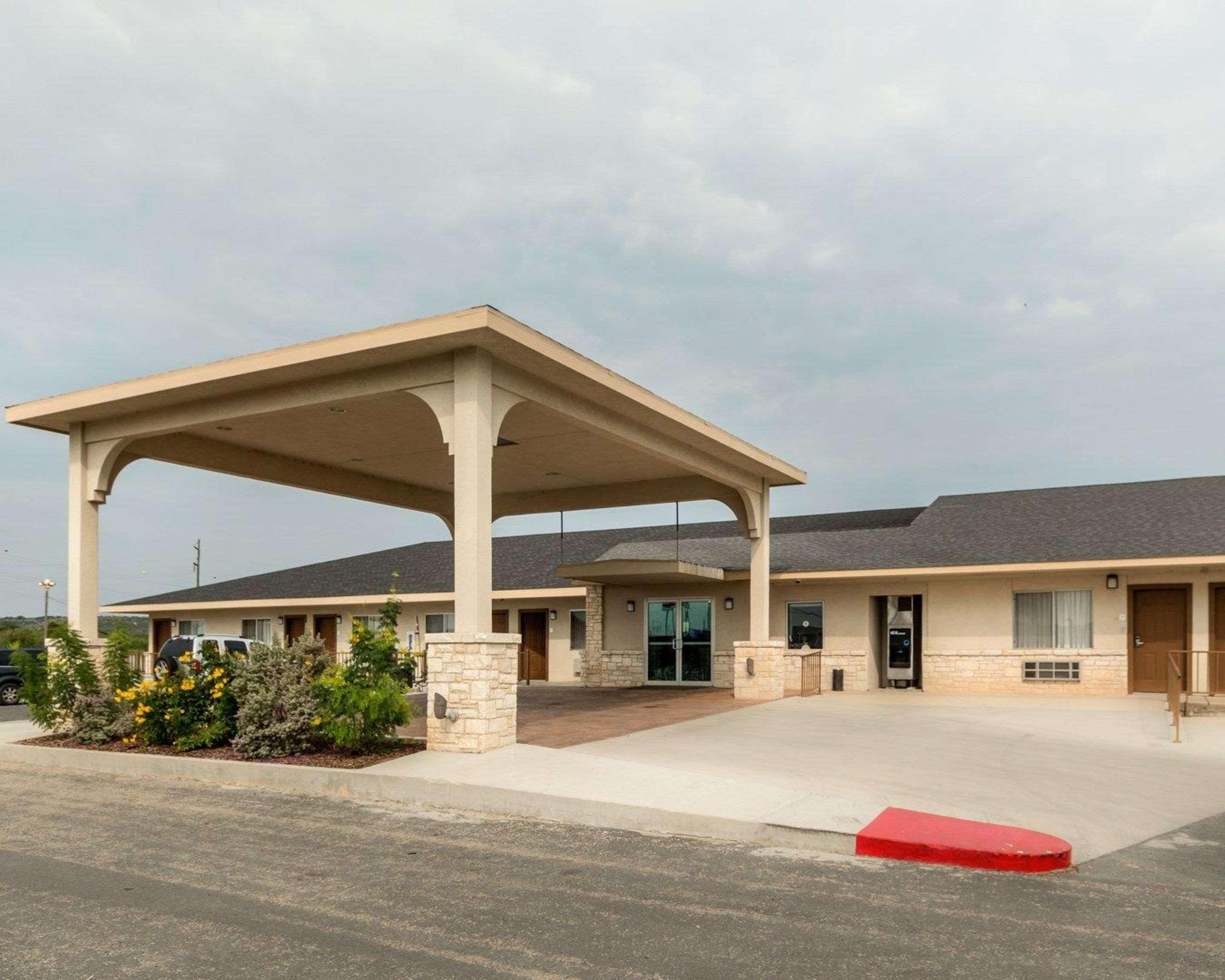Rodeway Inn Junction Exterior photo